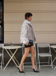 Коричнево-белая шуба РЫСЬ свободного силуэта, вид сбоку на модели в полный рост